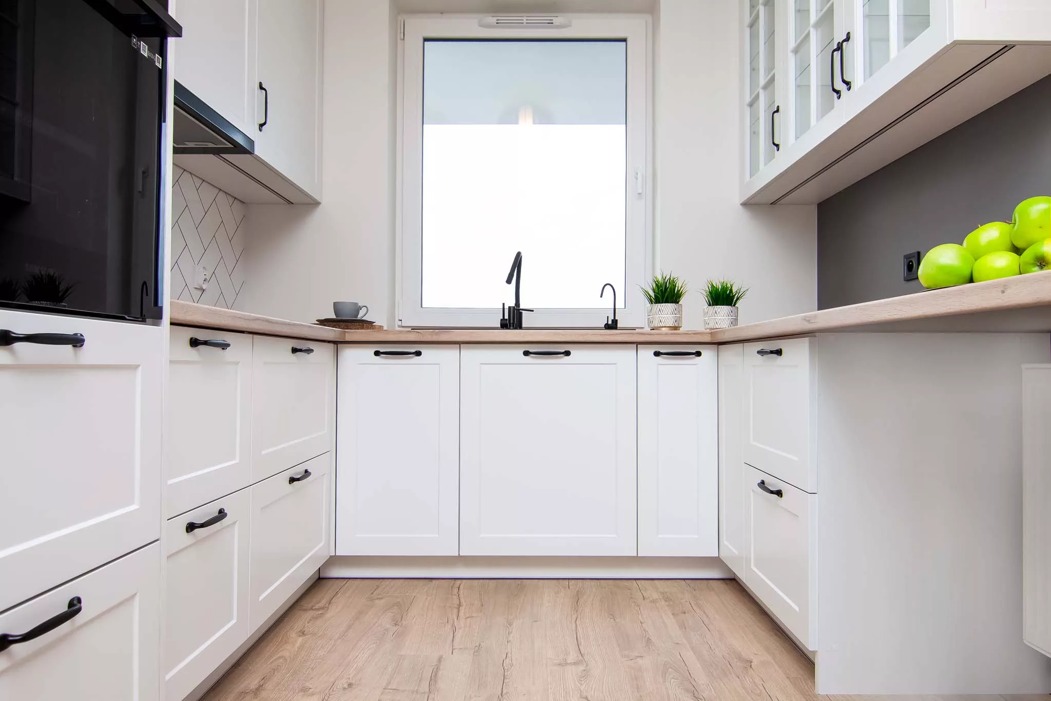 kuchnia z białymi frontami