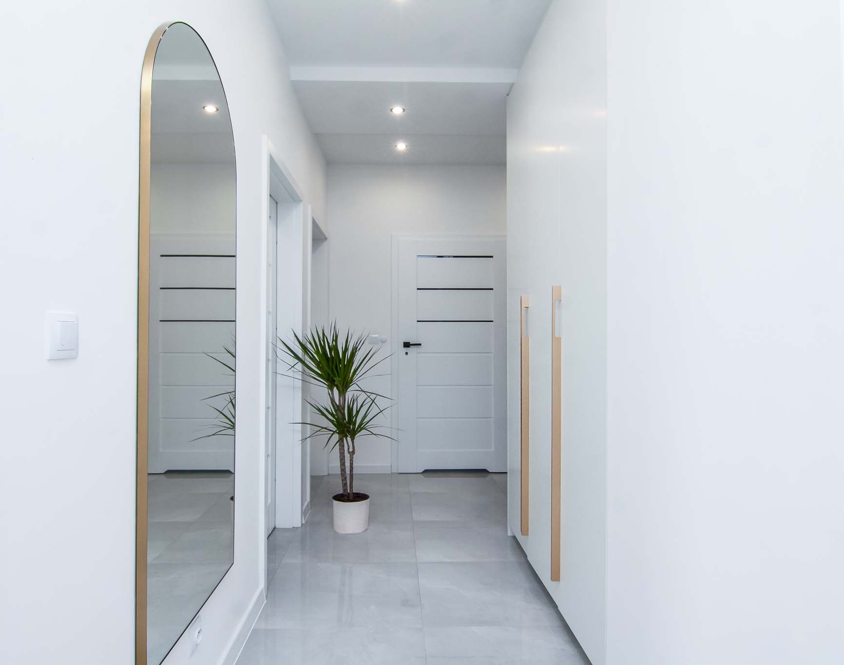 biała szafa wewnęce